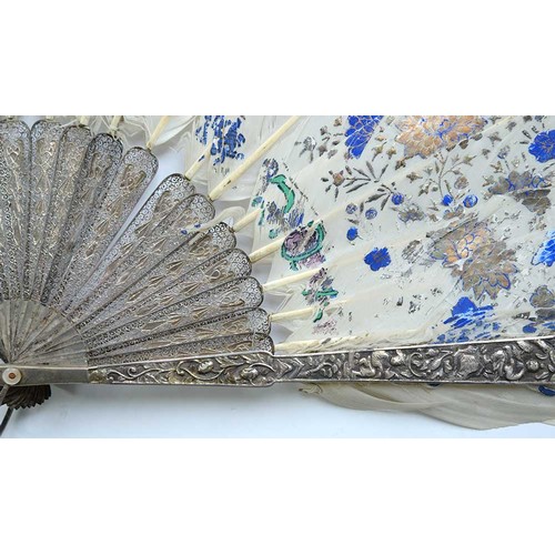 111 - A Chinese export silver and feather fan, 19th c, with filigree guards and repousse sticks, mother of... 