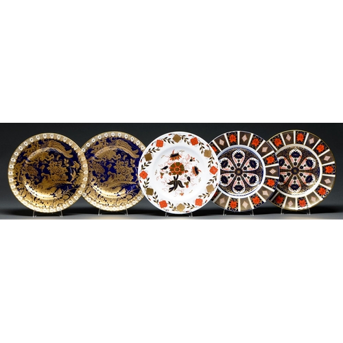 556 - Five Royal Crown Derby Imari, Japan and Gold Aves pattern plates, 26 and 26.5cm diam, printed mark o... 