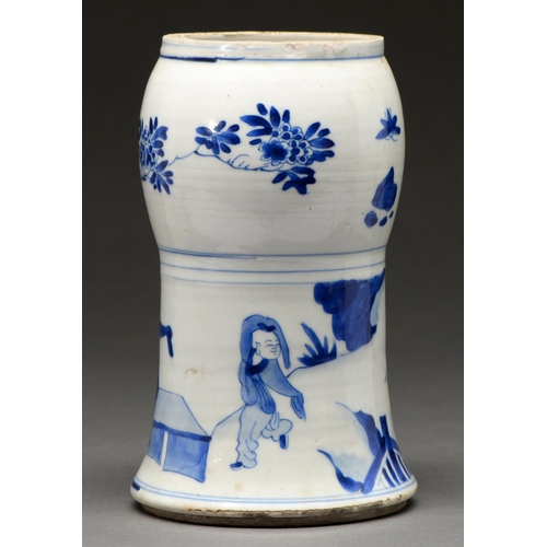 567 - A Chinese blue and white beaker vase from a garniture, Qing Dynasty, Kangxi period, painted in two r... 
