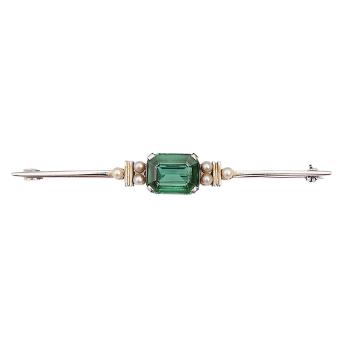 84 - An Art Deco tourmaline and cultured pearl bar brooch, in white gold, 53mm l, marked 18ct, with an in... 