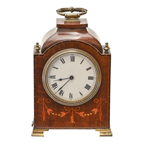 923 - A mahogany and inlaid mantel timepiece, early 20th c, with brass handle, finials and ogee feet, ... 