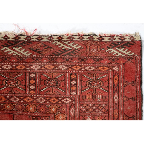 1053 - A Bokhara rug, 121 x 168cm