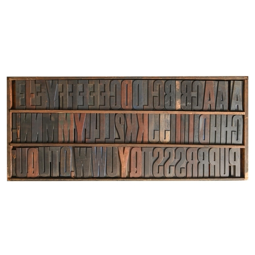 1086 - British Letterpress Printing. A case of wood type, (woodletter) first half 20th c, including 'A' wit... 