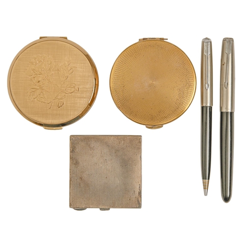 327 - A square silver compact, two gold plated compacts, one boxed and two Parker pens (5)... 