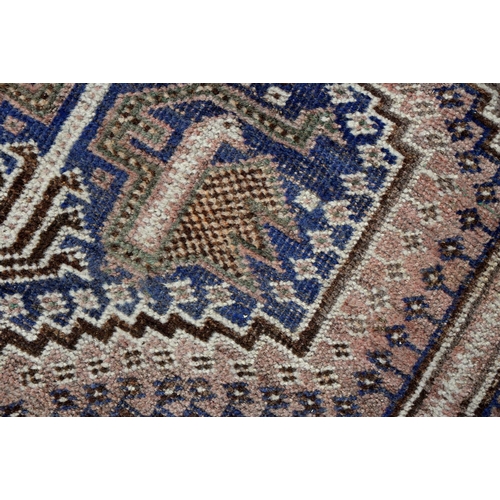 882 - An antique rug, 157 x 251cm