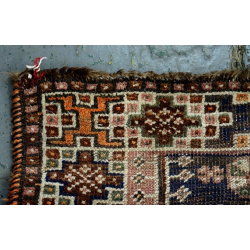 882 - An antique rug, 157 x 251cm