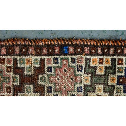 882 - An antique rug, 157 x 251cm