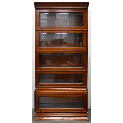 905 - A mahogany sectional bookcase, early 20th c, each of the five sections with bevelled glass light to ... 