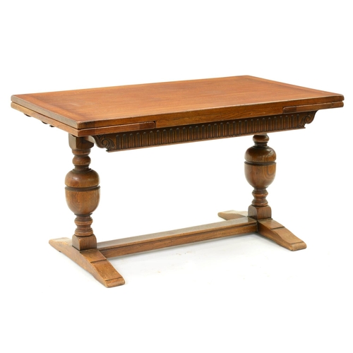 983 - An oak draw leaf table, 20th c, with cleated ends, 76cm h; 83 x 137cm (unextended)