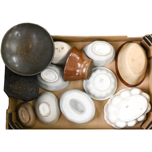 1009 - A quantity of late 19th or early 20th c stoneware jelly and other moulds, 21cm w and smaller and a c... 