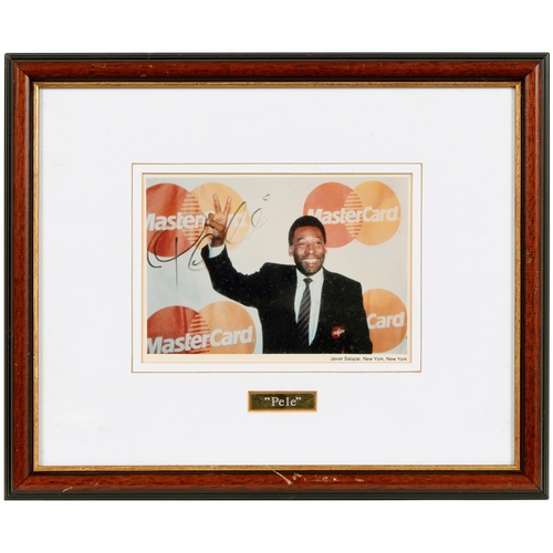 1028 - Football. Edson Arantes do Nascimento (1940-2022), aka Pelé, autograph, on a photographic print, 12 ... 