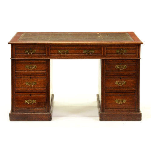 1200 - An Edwardian oak pedestal desk, 75cm h; 67 x 122cm