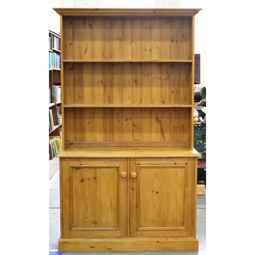 1232 - A pine kitchen dresser, 20th/21st c, moulded outswept cornice above two shelves, cupboard base, moul... 