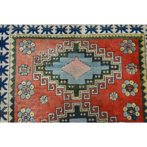 1243 - A medallion rug, 20th c, in polychrome, 220 x 125cm