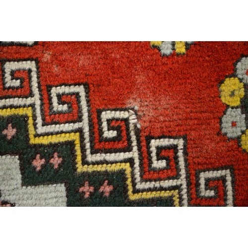 1243 - A medallion rug, 20th c, in polychrome, 220 x 125cm