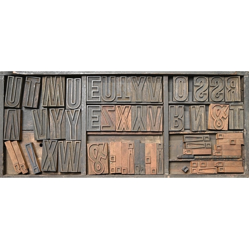 1333 - British Letterpress Printing. A case of wood type, (woodletter) first half 20th c