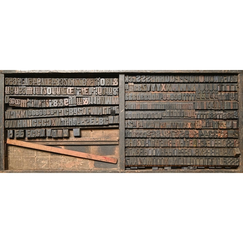 1341 - British Letterpress Printing. A case of wood type, (woodletter) first half 20th c, including 'A' wit... 