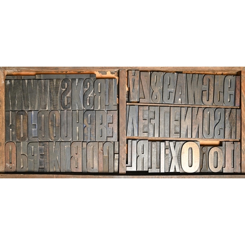 1346 - British Letterpress Printing. A case of wood type, (woodletter) first half 20th c, including 'A' wit... 