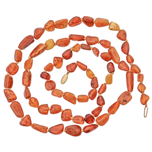 199 - A necklace of irregular amber beads, early 20th c, 36g