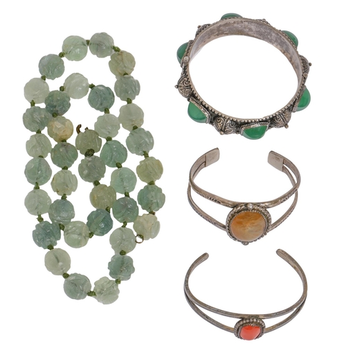 204 - A necklace of Chinese carved bowenite beads, early 20th c, 60cm l, a silver and chrysoprase bangle a... 