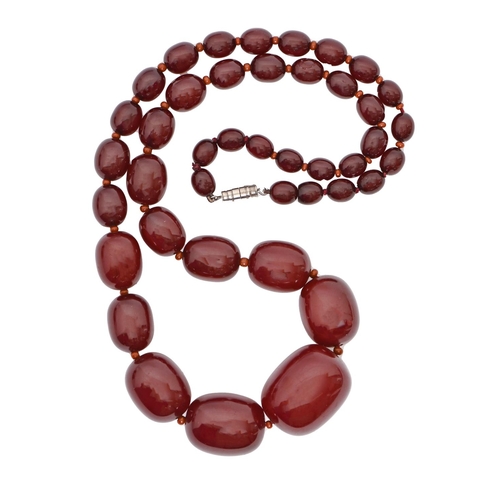 255 - A necklace of Bakelite beads, 77g