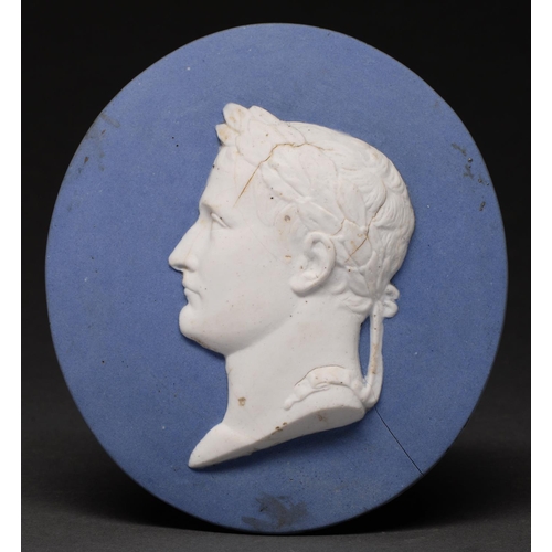 601 - A French biscuit porcelain portrait medallion of Napoleon Bonaparte, early 19th c, 16.5cm, indistinc... 