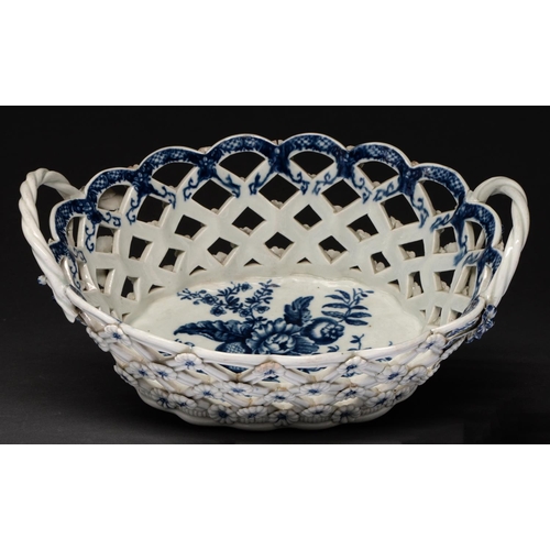 622 - A Worcester blue and white pierced basket, c1780, transfer printed in underglaze blue with the Pinec... 