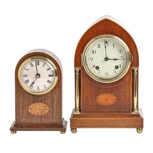 895 - A lancet arched mahogany mantel clock, early 20th c, with brass pillars, gong striking movement, 29c... 