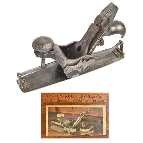 924 - A Stanley Rule and Level Co No 113 compass plane, Series I, wood boxA Private Collection of planes (... 