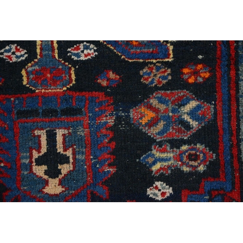 571 - A rug, 204 x 129cm