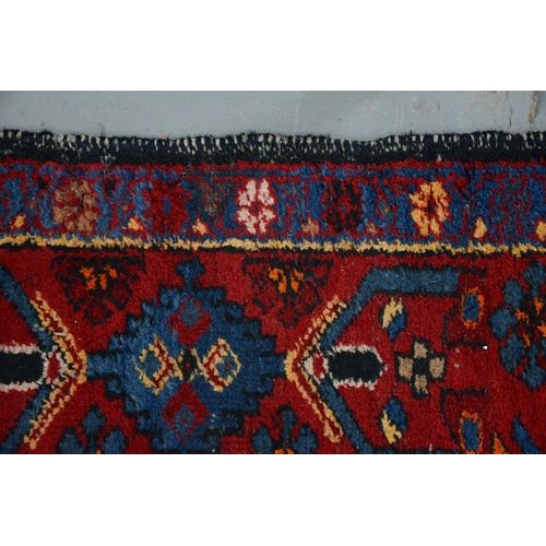 571 - A rug, 204 x 129cm