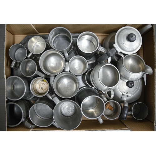 821 - A quantity of Victorian and later pewter tankards, etc