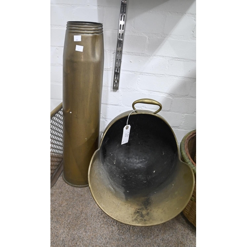 841 - An early 20th c brass coal scuttle and artillery shell, 64cm h