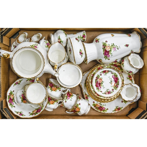 1426 - A quantity of Royal Albert Old Country Roses tea, dinner and trinket ware