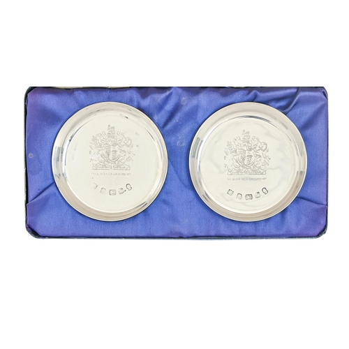 249 - A pair of Royal Silver Jubilee commemorative dishes, 78mm diam, by Charles S Green & Co Ltd, Lon... 