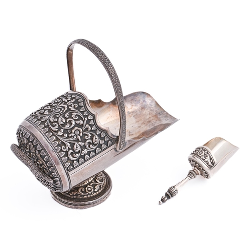 282 - An Indian silver repousse sugar scuttle and scoop, early 20th c, 13cm h, 5ozs 17dwts... 