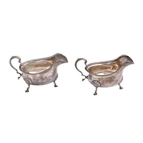 289 - A pair of George V silver sauceboats, with gadrooned rim, on three hoof feet, 15cm l, by The Goldsmi... 