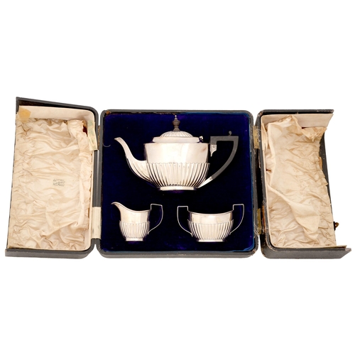 377 - A George V silver tea service, teapot 17cm h, by Charles Boynton & Son Ltd, London 1910, cased, ... 