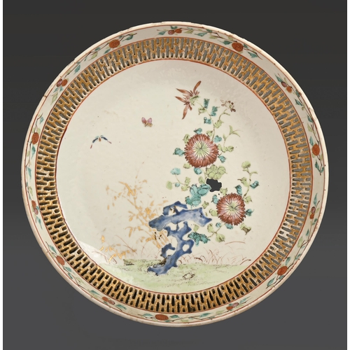 544 - A Chinese famille rose export porcelain dish, late 18th c, with gently curved and pierced gilt borde... 