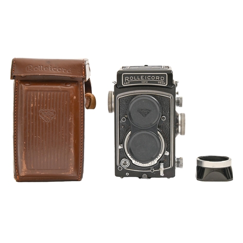 905 - A Rolleicord Va twin lens reflex camera, No 1928746, with Xenar F3.5 75mm taking lens, leather Evere... 