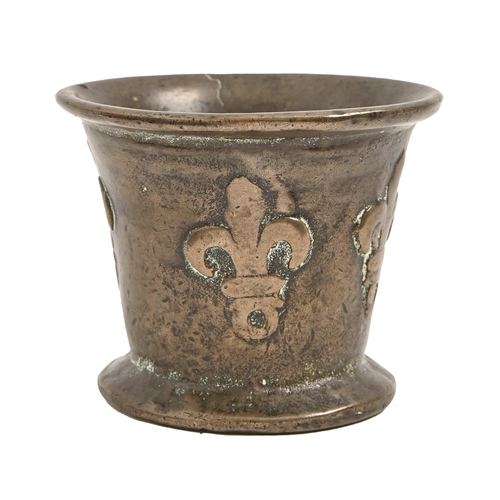 952 - An English bronze mortar attributed to an unidentified London foundry, perhaps Lothbury, 17th c, wit... 