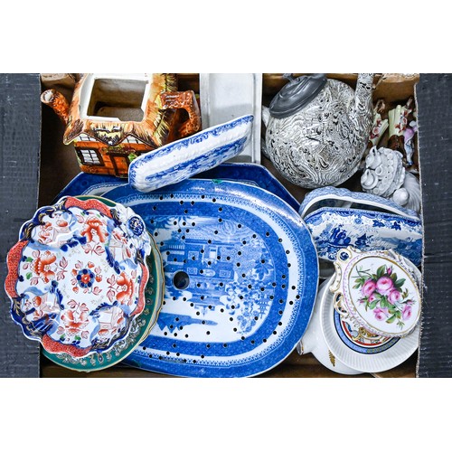 1470 - Miscellaneous ceramics, including cottage ware teapot, blue and white meat plate and drainer, etc... 