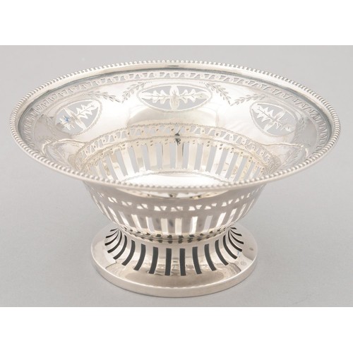 431 - An Edward VII pierced and engraved silver bonbon dish, decorated with festoons, beaded rim, 12.5cm d... 