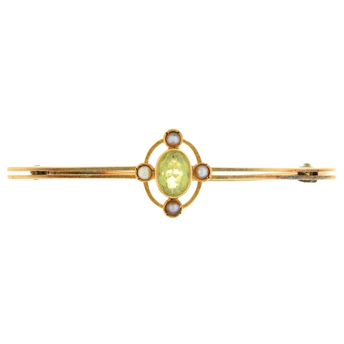 124 - A peridot  and split pearl bar brooch,  in gold, 50mm l, marked 15ct, 2.8g