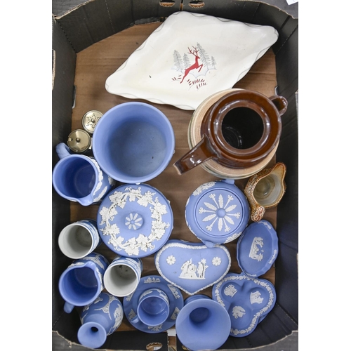 1475 - A quantity of blue Wedgwood and other ceramics, to include a Crown Devon Fieldings dish, a Skegness ... 