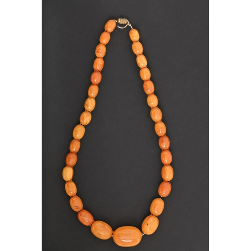 192 - A necklace of amber beads, 51g