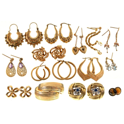 197 - Miscellaneous gold earrings, mostly in pairs, 23g