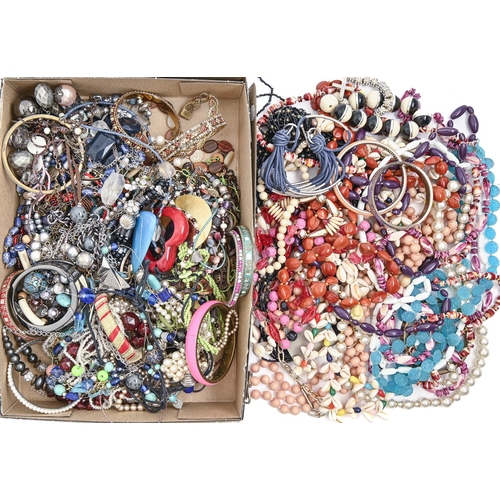 220 - Miscellaneous costume jewellery