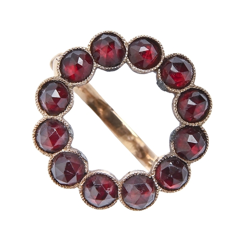 249 - A garnet ring, in gold, 4g, size S