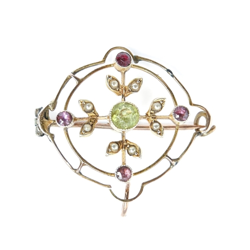 255 - An Edwardian peridot, amethyst and split pearl openwork brooch, in gold, 30mm l, 3.3g... 